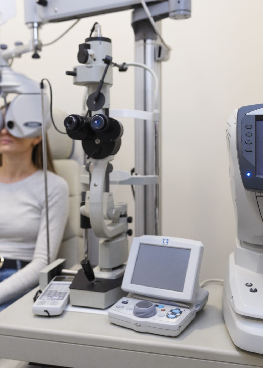 doctor-testing-patient-eyesight